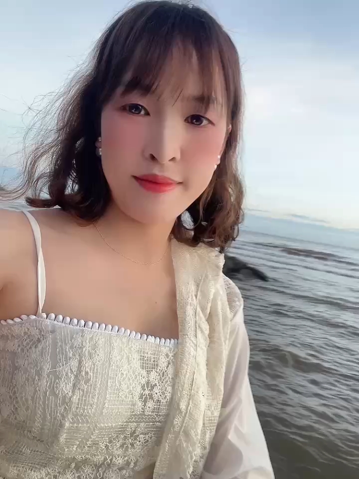 profile snapshot of a woman from Vietnam