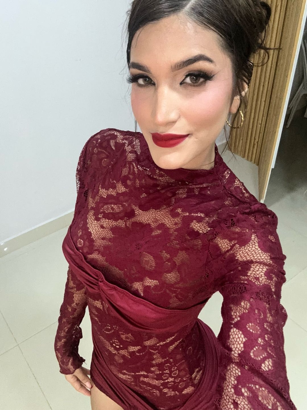 Colombian woman posing for a profile photo